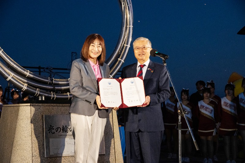 駐日副代表蔡明耀於11月22日應邀出席茨城縣土浦市舉行之「台南通り」命名儀式。圖說：駐日副代表蔡明耀(右)與土浦市安藤真理子市長(左)紀念合影