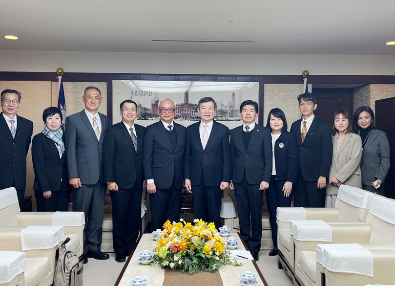 駐日代表李逸洋於12月18日會晤國軍退除役官兵輔導委員會陳副主任委員進廣一行。李代表表示，台日雙方在安全、經貿、社會及民間交流等多項層面往來密切。此次陳副主任委員率團訪日不僅有助彼此分享退役軍人服務照顧制度與實務經驗，同時深化雙方對區域安全情勢與社會韌性理解。駐日代表處將持續與退輔會合作，共同為台日友好交流及榮民福祉努力。圖說:駐日代表李逸洋(中)、退輔會副主委陳進廣(左5)
