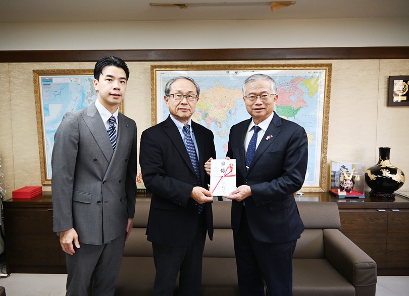 駐日副代表蔡明耀於12月3日會晤「日台稻門會」會長根本宏兒，並接受根本會長捐贈該會協助台灣風災重建之義援金目錄。蔡副代表感謝該會提供捐款。照片：駐日副代表蔡明耀(右)、「日台稻門會」會長根本宏兒(中)
