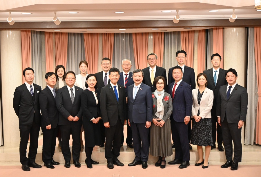 駐日本代表處李大使逸洋本(12)月4日晚間邀請立憲民主黨前代表泉健太眾議員等多位同黨議員至官邸餐敘，就台日關係等議題交換意見。
照片：駐日代表李逸洋(前排右5)、眾議員泉健太(前排左5)