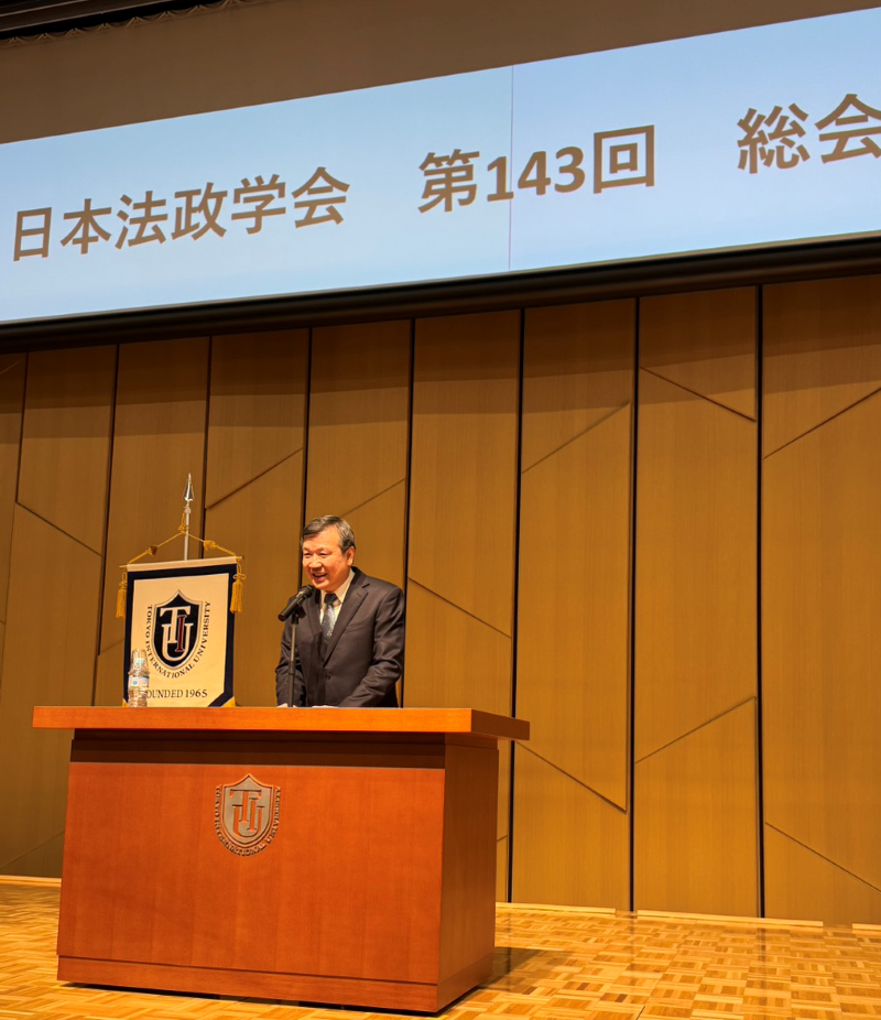「日本法政學會」2025年度大會於12月6日假東京國際大學舉行，駐日代表李逸洋應邀發表「日台關係之深化與擴大」專題演講，計有百餘名日本大專校院教師及智庫研究人員出席，顯示日本學術界高度關心台日關係之發展。
照片：李代表演講一景