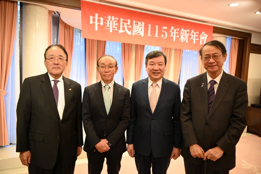 臺灣駐日本代表處於1月6日在官邸舉辦中華民國115年新年會。本處李逸洋代表致詞時表示，過去一年臺日關係取得前所未有的進展，雙方至少創下十項以上新紀錄，這些成果皆仰賴各位強而有力的支持與合作，並致上最誠摯的感謝。
照片：駐日代表李逸洋(右2)、日本臺灣交流協會前任駐台代表沼田幹夫(左1)、泉裕泰(右1)、日本臺灣交流協會理事長谷崎泰明(左2)。