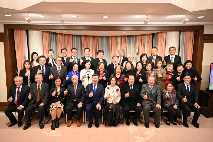 駐日代表李逸洋1月16日在代表處官邸舉辦新年餐會，宴請日本關東地區僑領，出席者有國策顧問趙中正、日本中華聯合總會名譽會長詹德薰、將接任世界臺商總會長陳五福僑務委員、蕭悧悧委員、陳憲文委員、黃世英委員、各僑團會長及僑務諮詢委員等30人。
照片:駐日代表李逸洋(前排左5)、國策顧問趙中正(前排左4)、僑務委員陳憲文(前排右3)、僑務委員陳五福(前排右1)、僑務委員蕭悧悧(前排左3)、僑務委員黃世英(前排左2)、日本中華聯合總會榮譽會長詹德薰(前排右4)