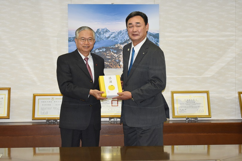 駐日副代表蔡明耀於1月26日會晤福島縣雙葉郡楢葉町長松本幸英乙行。照片：駐日副代表蔡明耀（左）、楢葉町長松本幸英（右）。