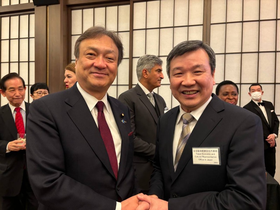 駐日代表李逸洋於1月29日晚間應邀出席日本外務大臣與福島縣知事共同舉辦之「福島縣魅力宣傳晚宴」，與外務副大臣堀井巖及福島縣知事內堀雅雄互動致意。
照片：李代表(右)與外務副大臣堀井巖(左)合影。