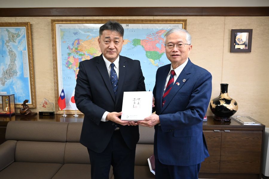 駐日副代表蔡明耀於2月6日會晤秋田銀行專務董事三浦力及該銀行子公司詩之國秋田株式會社社長伊藤晋宏，就該銀行駐台事務所近況業務交換意見。
照片:駐日副代表蔡明耀(右)、秋田銀行專務董事三浦力(左)