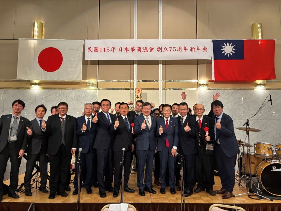 駐日代表李逸洋夫婦於本（2）月10日應邀出席「日本華商總會2026年新年會」，與關東地區僑界及日本政要交流。
照片：李逸洋代表(前排右5)、日本華商總會朱恭亮會長(前排右4)及理事長林冠銘(前排左3)等人合影。