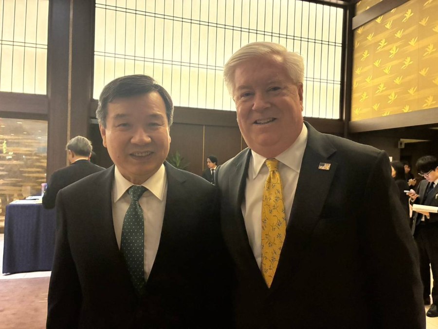 駐日代表李逸洋於3月2日出席「日皇誕辰酒會」，與出席活動之自民黨總務會長有村治子參議員、美國駐日大使葛拉斯(George Glass)及巴拉圭駐日大使Mario TOYOTOSHI等來賓致意。
照片：李大使(左)與美國駐日大使葛拉斯(右)合影。