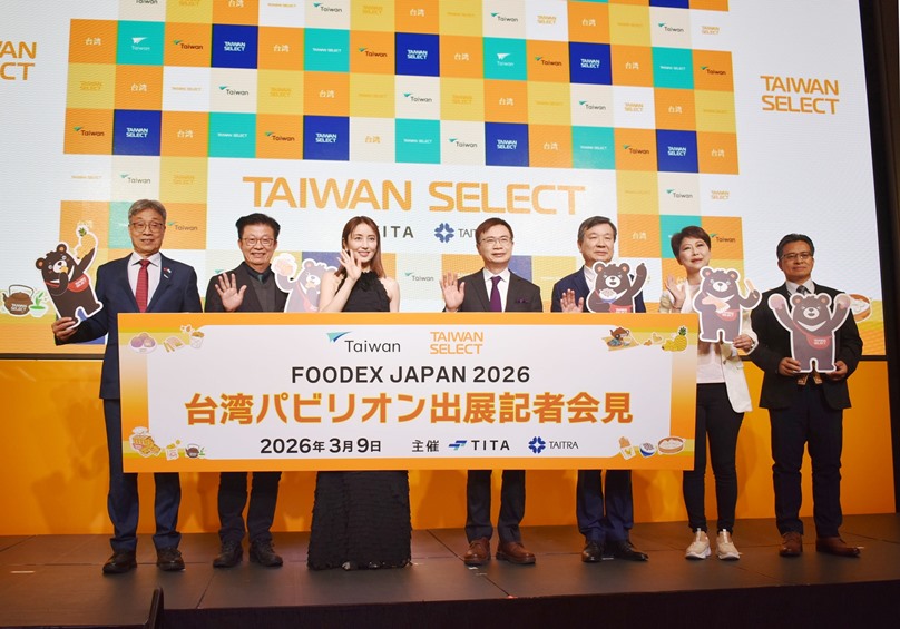 駐日代表李逸洋於3月9日出席於東京都內舉辦之2026年「東京國際食品展」展前記者會。照片右起，原住民族委員會政務副主任委員谷縱‧喀勒芳安、立法委員陳亭妃、駐日代表李逸洋、外貿協會董事長黃志芳、日本演員矢田亞希子、立法委員郭國文、農業部長陳駿季。