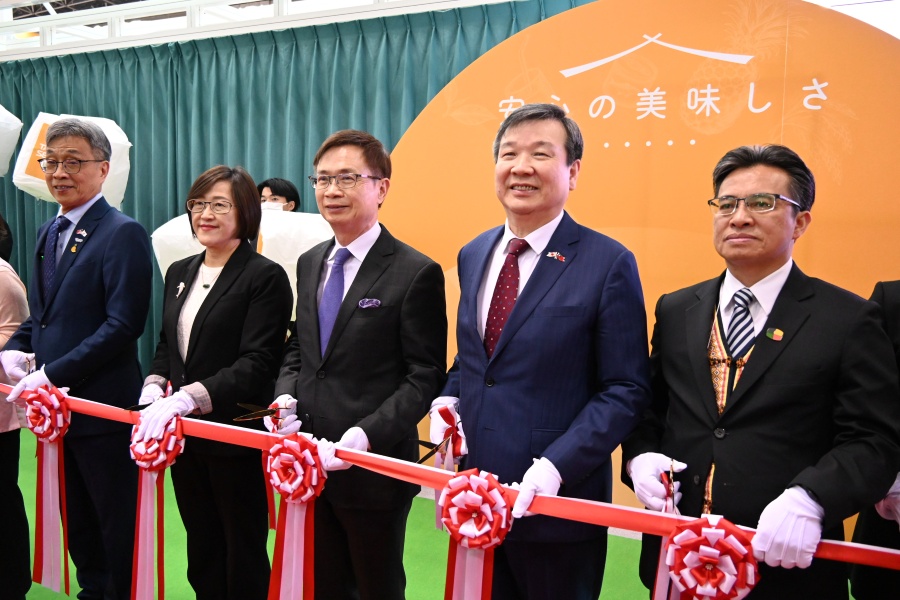 駐日代表李逸洋於3月10日至東京國際展示場參加2026年「東京國際食品展」臺灣館開幕典禮。臺灣館開幕典禮剪綵。駐日代表李逸洋(右2)、外貿協會董事長黃志芳(左3)、農業部長陳駿季(左1)、經濟部國際貿易署副署長胡啟娟(左2)、原住民族委員會政務副主任委員谷縱‧喀勒芳安 (右1)