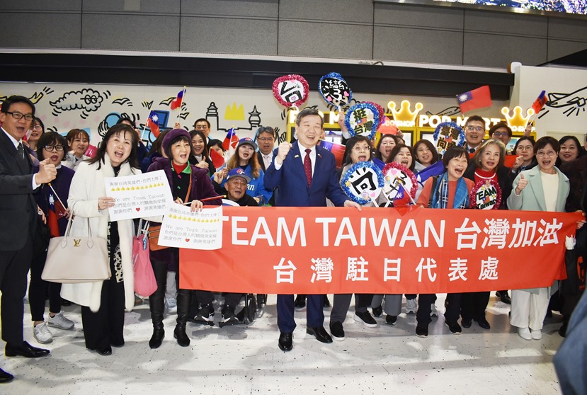 駐日代表李逸洋於3月10日晚間赴成田機場，歡送2026年世界棒球經典賽(WBC)第一輪賽事後返國的臺灣代表選手團。