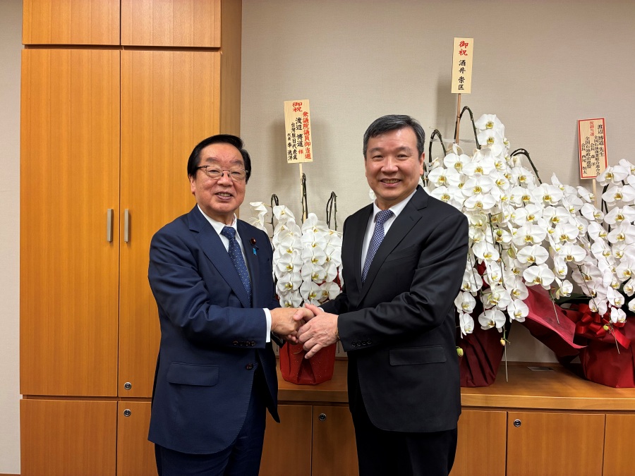 駐日代表李逸洋於3月16日拜會前復興大臣渡邊博道眾議員，雙方就台日交流及東北復興事業等交換意見。
照片：駐日代表李逸洋(右)、前復興大臣渡邊博道眾議員(左)。