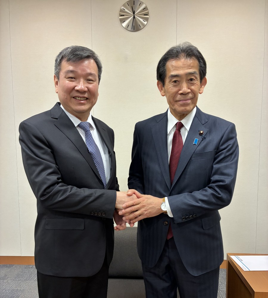 駐日代表李逸洋於3月18日拜會前外務副大臣逢澤一郎眾議員，雙方就台日產業合作及人權議題等交換意見。
照片：駐日代表李逸洋(左)、前外務副大臣逢澤一郎眾議員(右)。