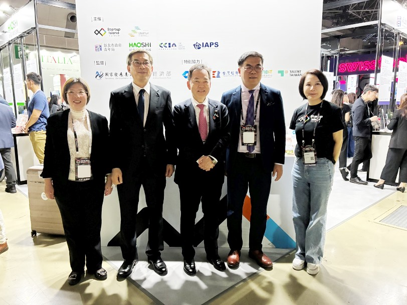 本處周副代表學佑於115年4月27日參觀「SusHi Tech Tokyo 2026」。照片：本處周副代表學佑(左2)與淺尾慶一郎參議員(中)、環境部彭部長啟明（右2）、環境部資源循環署賴署長瑩瑩(左1)及現場工作人員合影