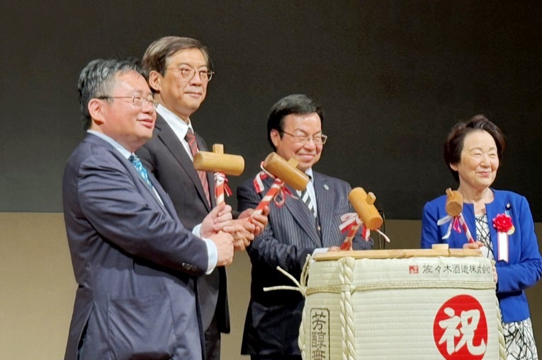 周副代表於4月11日應邀出席「台灣熱新聞創刊紀念‧台日友好之夜」活動並致詞。周副代表強調台日共享基本價值觀，國民情感友好，並期許台灣熱新聞成為深化台日互相友好之橋梁。照片：駐日副代表周學佑（左二）、印太戰略智庫執行長矢板明夫（左一）、參議員山谷惠里子（右一）、國際健康產業永續發展協會理事長王文欽（右二）