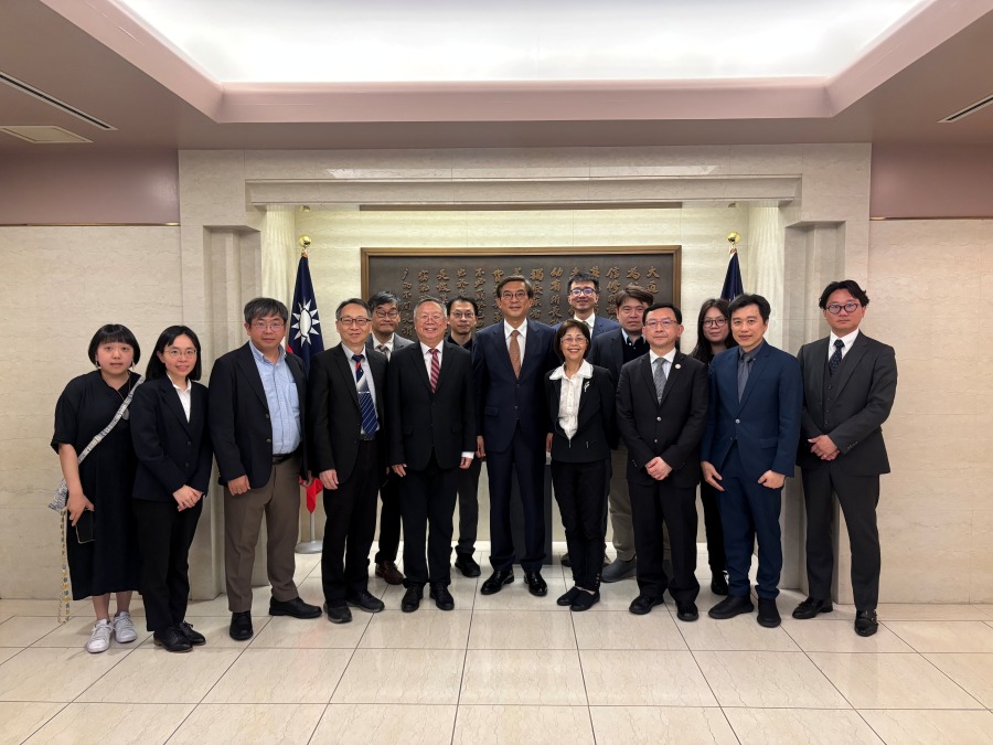 2026年4月14日駐日本副代表周學佑會晤「臺灣淨零科技推動小組」(T-STONE)主任林耀東、總顧問周素卿、副主任江茂雄等團隊12名，就臺日淨零科技與民間淨零行動之政策與實際發展概況交流。
駐日本副代表周學佑(照片中)、科技組長吳嘉文(左7)與T-STONE總顧問周素卿(右7)、主任林耀東(左6)、副主任江茂雄(右4)等合影。