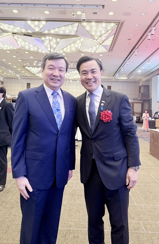 5月15日駐日代表李逸洋出席巴拉圭共和國國慶暨日本移民90週年酒會，李代表向巴拉圭駐日本大使Masayuki TOYOTOSHI致意表示，台巴邦誼深厚，兩國將於明年慶祝建交70週年，特代表我政府感謝巴國長期堅定支持與我邦誼及台灣國際參與。照片：駐日代表李逸洋與巴拉圭駐日本大使Masayuki TOYOTOSHI合影。