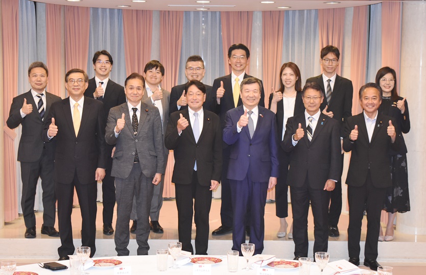 駐日代表李逸洋於5月20日會晤自民黨稅制調查會會長小野寺五典眾議員及該黨國會議員乙行，就台日各領域之合作及交流交換意見。照片：駐日代表李逸洋(前排右3)、自民黨稅制調查會會長小野寺五典眾議員(前排左3)