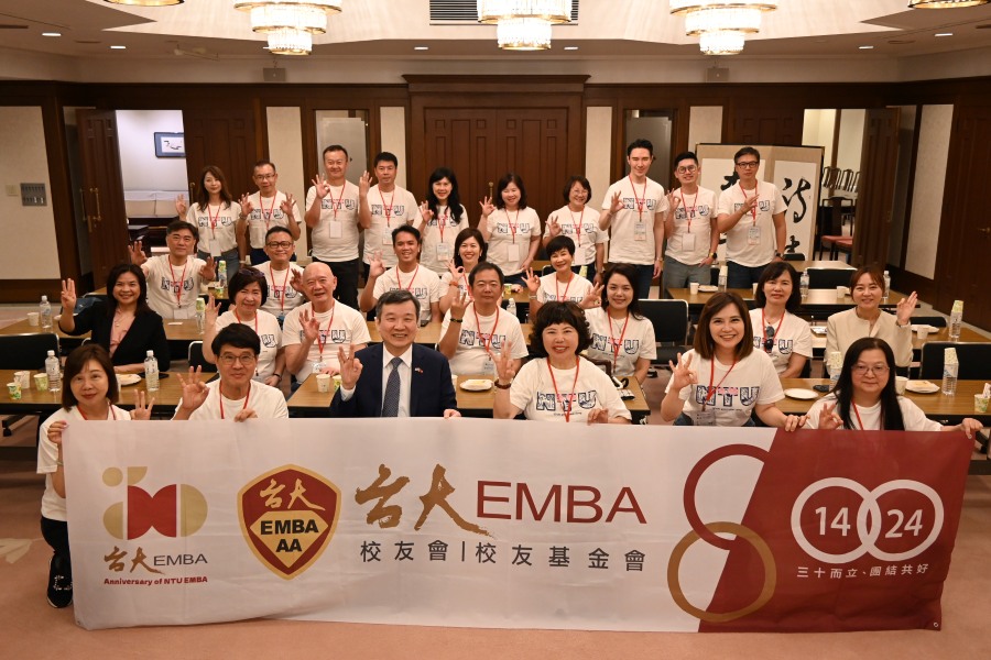 「國立臺灣大學EMBA校友基金會日本經貿學術交流團」於本（115）年5月20日下午，由董事長翁素蕙率領拜會本處。駐日代表李逸洋於官邸設宴接見訪團並進行溫馨茶敘，雙方就台日經貿合作、學術交流及民間外交等議題展開深度對話，現場氣氛熱烈融洽。
照片：駐日代表李逸洋(前排左3)與全體團員合影。