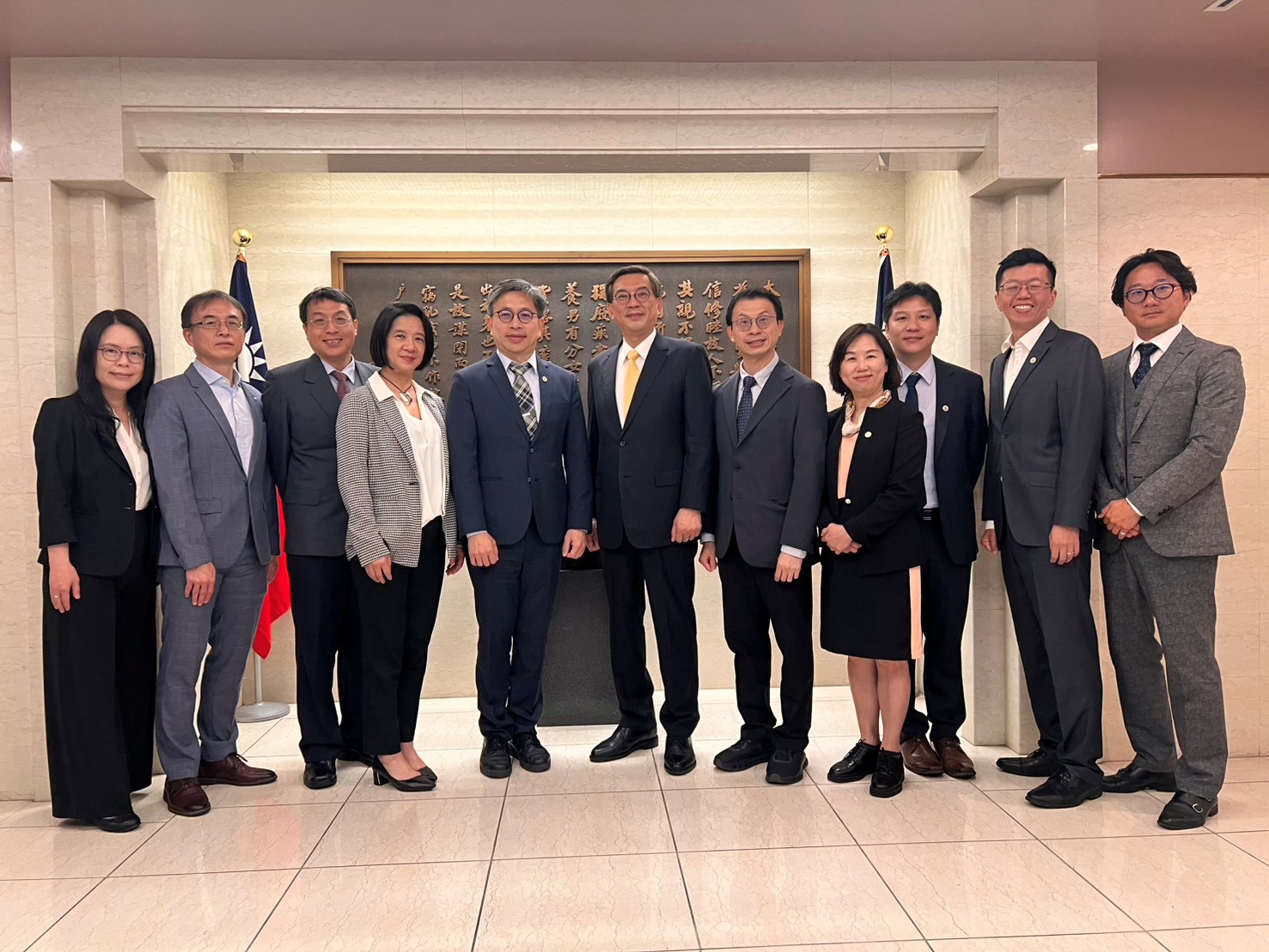 2026年5月20日駐日本副代表周學佑會晤財團法人國家實驗研究院蔡宏營院長一行8名，就臺日科研合作與國際交流推動策略交流。
照片：駐日本副代表周學佑(照片中)、科技組長吳嘉文(右5)與國研院蔡宏營院長(左5)團隊合影。