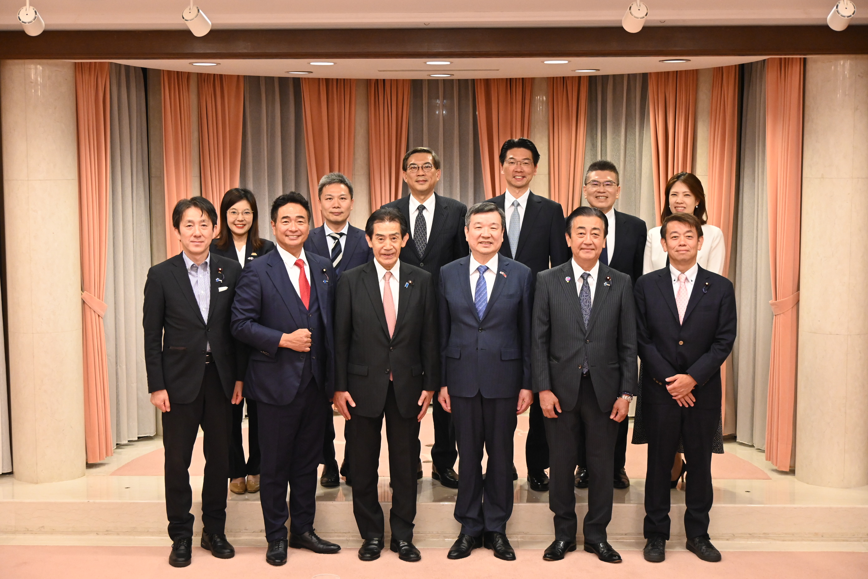 駐日代表李逸洋於5月18日會晤眾議員逢澤一郎乙行，就台日關係等議題交換意見