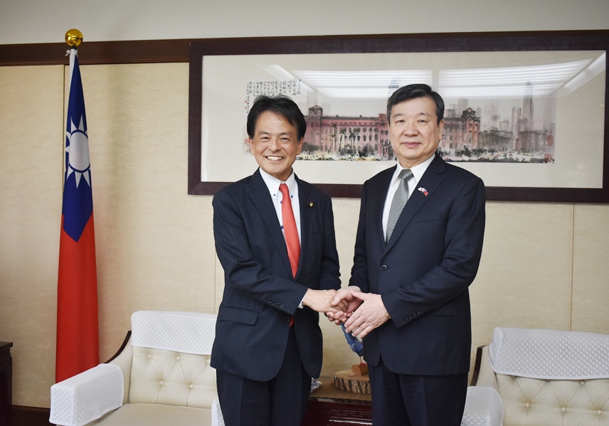 駐日代表李逸洋於6月17日會晤日本維新之會參議員片山大介。片山議員的父親為去年12月辭世的前總務大臣片山虎之助，李代表亦於本年5月26日出席告別式，李代表對片山前總務大臣生前在「日華議員懇談會」（日華懇，已更名為「日本台灣友好議員連盟」）致力推動台日友好關係發展，再度表達敬意與感謝。  照片:駐日代表李逸洋(右)、參議員片山大介(左)