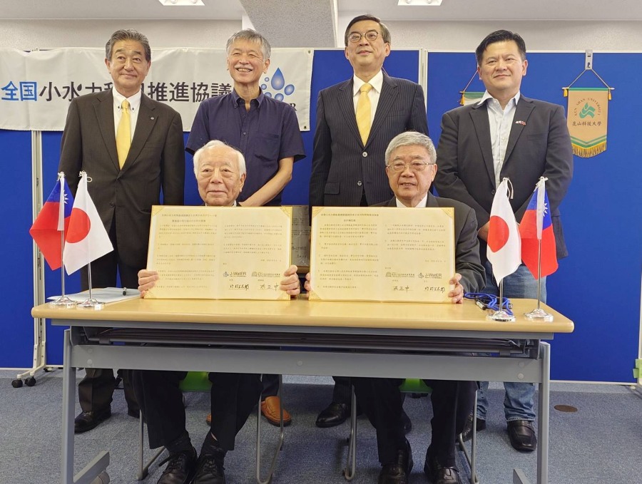 駐日副代表周學佑(後排右2)於6月16日應邀出席見證台灣小水力綠能產業聯盟洪正中理事長(前排右)、日本全國小水力利用推進協議會竹村公太郎會長(前排左)續約簽署合作備忘錄(MOU)儀式。