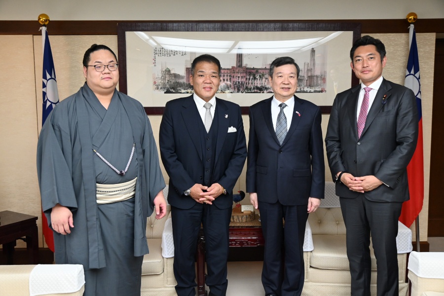 駐日代表李逸洋於6月22日會晤眾議員川松真一朗、關取力士東白龍及其教練玉之井太祐乙行。 照片:駐日代表李逸洋(右2)、眾議員川松真一朗(右1)、教練玉之井太祐(左2)、關取力士東白龍(左1)