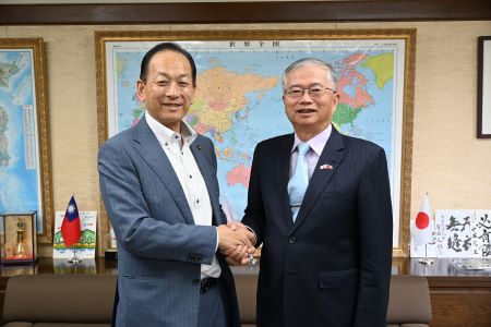 山科朝則・山形県新庄市長（左）は駐日代表処を訪問し、台湾花蓮震災のお見舞いの意を蔡明耀・駐日副代表（右）に伝えた。
