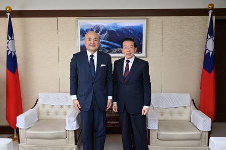 謝長廷・駐日代表（右）、片山和之・日本台湾交流協会台北事務所代表（左）