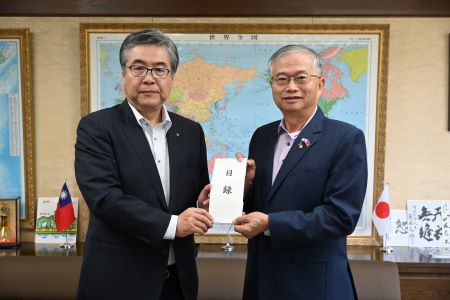 小泉俊博・小諸市長（左）より長野県小諸市からの台湾花蓮震災義援金を蔡明耀・駐日副代表（右）に手交した。