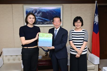 2024年6月28日　日本でも活躍の台湾出身画家・黄品玲（ピンリン・ホワン）さんが謝長廷・駐日代表を訪問