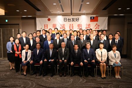 謝長廷・駐日代表（前列右４）は、日本の超党派国会議員による「日華議員懇談会」主催の「感謝の宴」に出席し、着任以来８年間の台湾と日本の友情の深まりを振り返り、日華議員懇談会の長きにわたる台日関係強化への貢献に感謝を表した。古屋圭司・日華議員懇談会会長（前列左４）は、台日関係における国会議員外交の重要性を強調し、謝・駐日代表のこれまでの台日友好交流への取り組みに感謝の意を表した。