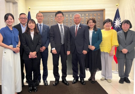 蔡明耀・駐日副代表（写真右4）。「中央放送局」の張瑞昌・総局長（右5）、劉夏如・常務董事（右3）、黄佳山・外国語部門部長（左2）ら。一行は「2024年日本語放送リスナーの集い」開催などのため来日した。