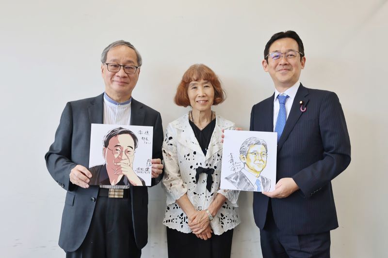 写真左より李遠・文化部長、逢坂恵理子・国立新美術館館長、赤松健・参議院議員。9月4日に訪日した李遠・文化部長が漫画をテーマにした国立新美術館「CLAMP」展を参観。漫画家でもある赤松議員は李部長の似顔絵を、李部長からは台湾の漫画家・韋蘺若明（リムイユミン）が描いた赤松議員の似顔絵をそれぞれ交換し、台日の「漫画外交」の発展を期待した。