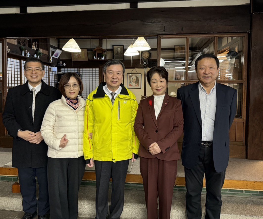 李逸洋・駐日代表（左３）、吉村美栄子・山形県知事（右２）