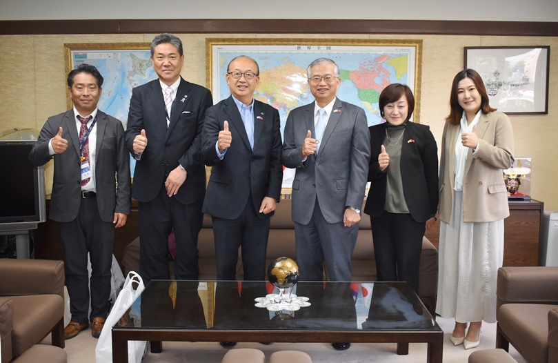 蔡明耀・駐日副代表（写真右3）、深谷一広・小美玉市副市長（左3）ら小美玉市および茨城県関係者一行。茨城県小美玉市と台湾の新北市淡水区は10月18日に友好交流覚書を締結した。