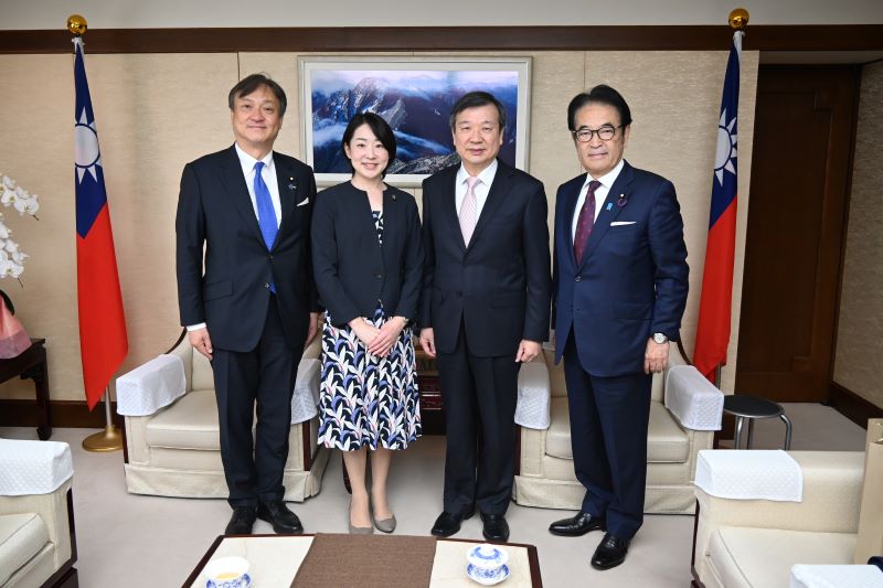 李逸洋・駐日代表（右２）、北村経夫・参議院議員（右１）、平山佐知子・参議院議員（左２）、堀井巌・参議院議員（左１）