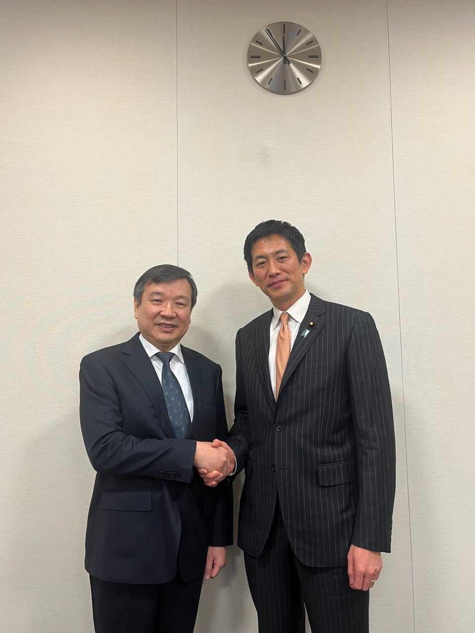 李逸洋・駐日代表（写真左）、小林鷹之・衆議院議員（右）