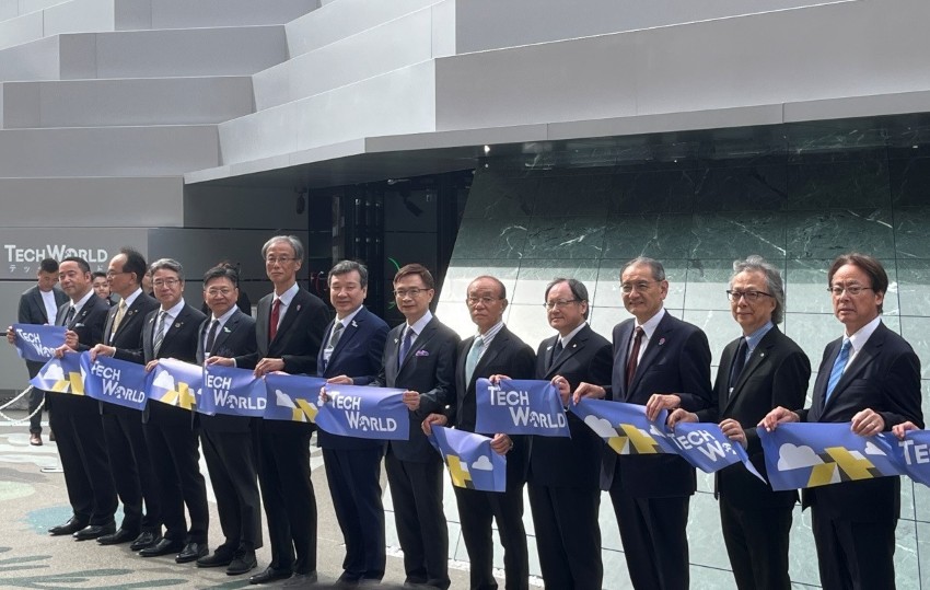 李逸洋・駐日代表は4月22日、大阪・関西万博「TECH WORLD」パビリオンの開幕式に出席し、来賓らともにテープカットと記念撮影を行った。