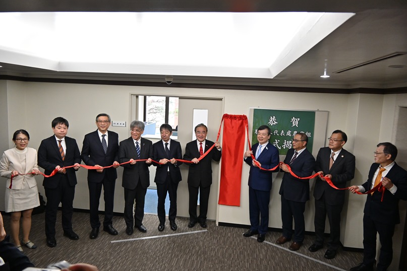 駐日代表処の李逸洋代表は4月28日、処内に新設される「農業組」（日本語名称：農業部）オフィスの看板除幕式を来日した農業部(農林水産省に相当）の胡忠一・政務次長（副大臣）をはじめ台日関係者の出席の下、開催した。　
李逸洋・駐日代表（写真右4）、胡忠一・農業部政務次長（右5）、花木出・日本台湾交流協会専務理事（右3）、枝元真徹・大日本水産会会長（右6）、天羽隆・農畜産業振興機構理事長（右2）、周学佑・駐日副代表（左3）、王清要・駐日代表処農業部長（右1）。