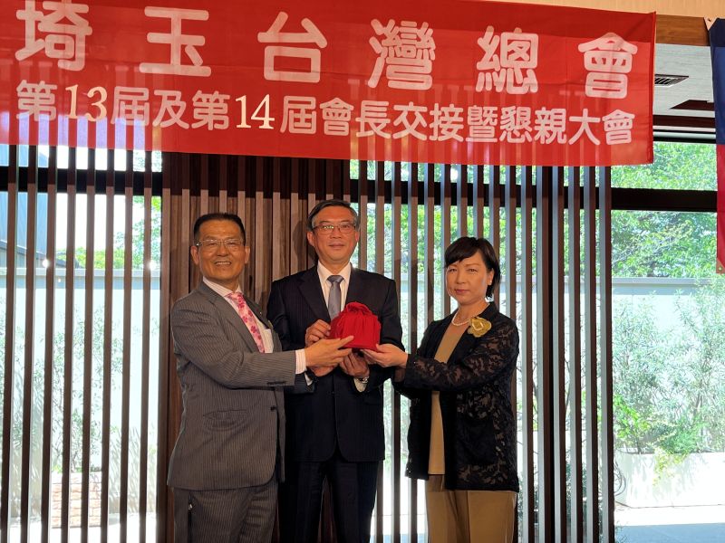 「埼玉台湾総会」の第13期・第14期会長引継ぎ式および懇親会が4月27日に行われ、李炳東・第13期会長から羅碧玲・第14期会長に引き継がれた。周学佑・駐日副代表は、同引継ぎ式に立ち会い、会場は温かな歓迎ムードに包まれた。
写真：周学佑・駐日副代表（中央）が会長引継ぎ式に立ち会い。