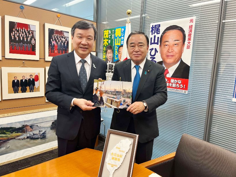 李逸洋・駐日代表が4月24日梶山弘志衆議院議員を訪問し、台日エネルギーや産業協力の関連議題について意見交換した。
李逸洋・駐日代表(左)、梶山弘志・衆議院議員(右)
