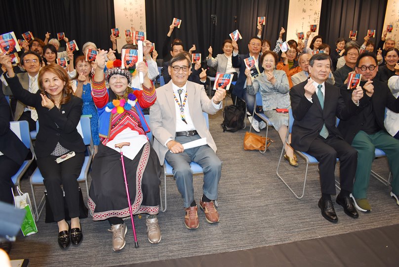 駐日代表処の李逸洋代表は5月19日、駐日代表処台湾文化センターで開催された「台湾人権と音楽の継承―高一生、三世代が紡ぐ家族の歌」展の開幕式に出席した。写真前列:高美英女史（左2）、高英傑氏（左3）、李逸洋・駐日代表（右2）、曽鈐龍・台湾文化センター長（右1）