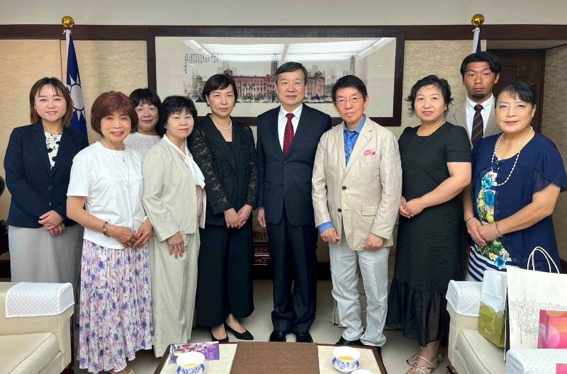 台北駐日経済文化代表処の李逸洋代表は8月28日、埼玉台湾総会の羅碧玲・第14期会長ら一行の訪問を受けた。あいさつの中で李・駐日代表は、同会が毎年「双十国慶節祝賀会」を開催し、僑胞界の結束力を高め、台日交流を促進していることに感謝の意を表した。さらには近年、東京の代々木公園で開催している「台湾フェスタ」のイベントの中で、台湾の世界保健機関（WHO）年次総会への参加請願の署名を積極的に推進していることを称賛した。写真：李逸洋・駐日代表（右5）、新任となった埼玉台湾総会の羅碧玲・第14期会長（左5）ら一行