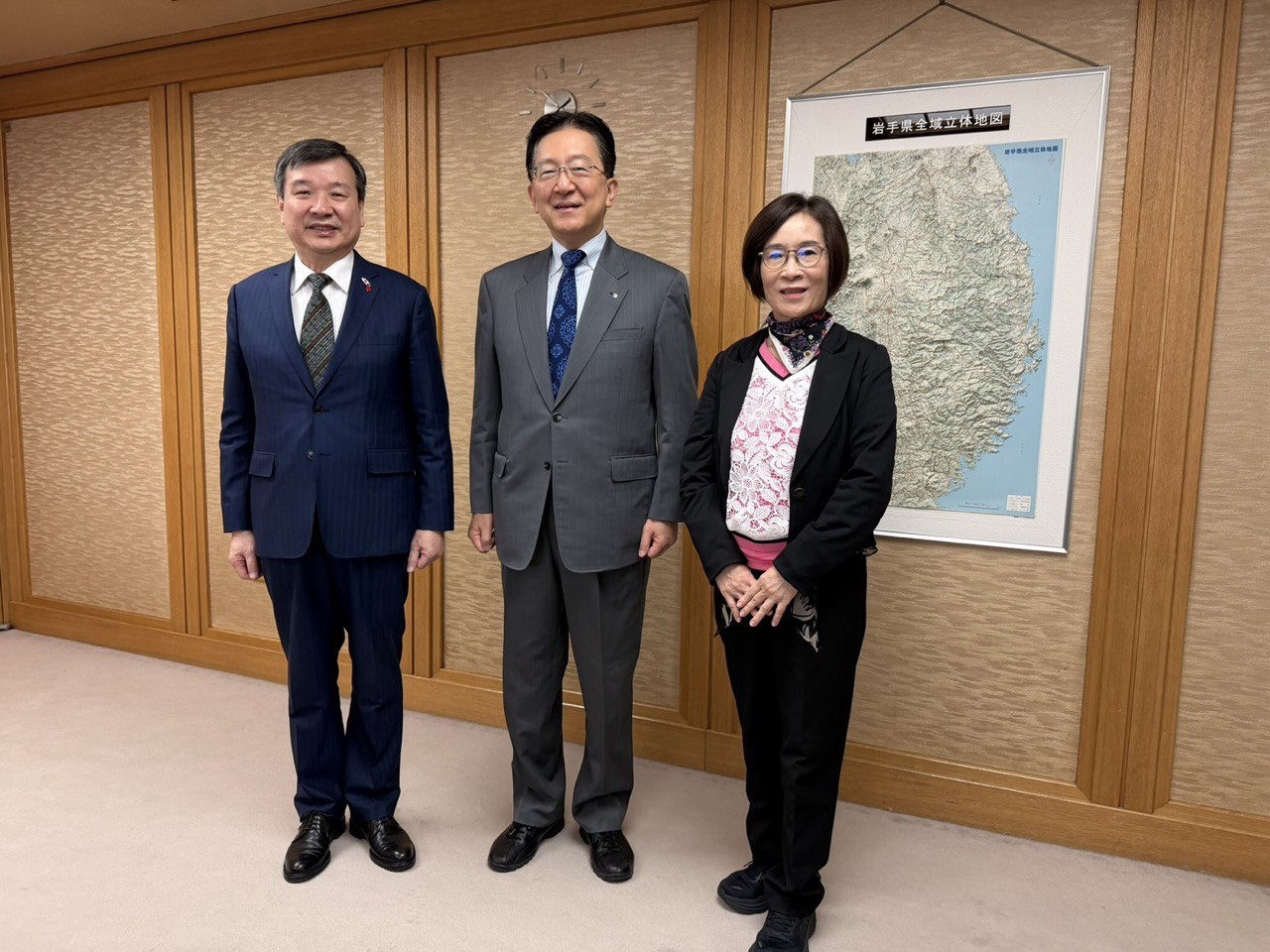 李逸洋・台湾駐日代表夫妻は11月6日、岩手県庁を訪れ、達増拓也知事と会談。また、岩手県議会では城内愛彦議長と面会し、さらに盛岡市役所では小原由香副市長、櫻裕子市議会議長と面会した。


李逸洋・台湾駐日代表(右)、達增拓也・岩手県知事(中)