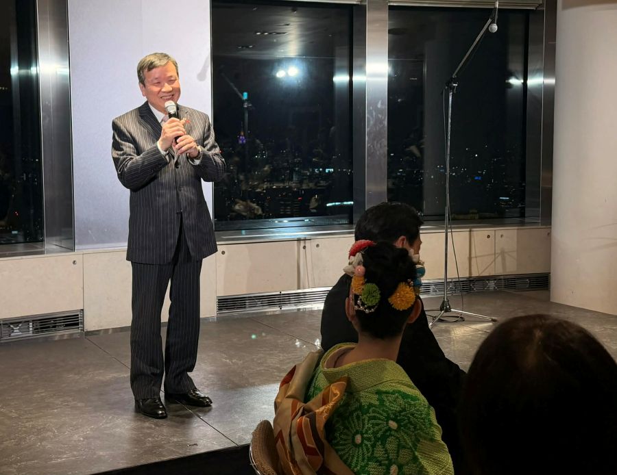 李逸洋・駐日代表は12月23日、「全日本きものコンサルタント協会」の佐々木ベジ会長が主催するクリスマスパーティーに出席した。同会には多くの日本の国会議員、経済界、文化界の関係者らが一堂に集い、和やかな雰囲気の中で交流し、台日の友情を深めた。
写真：挨拶する李逸洋・駐日代表。