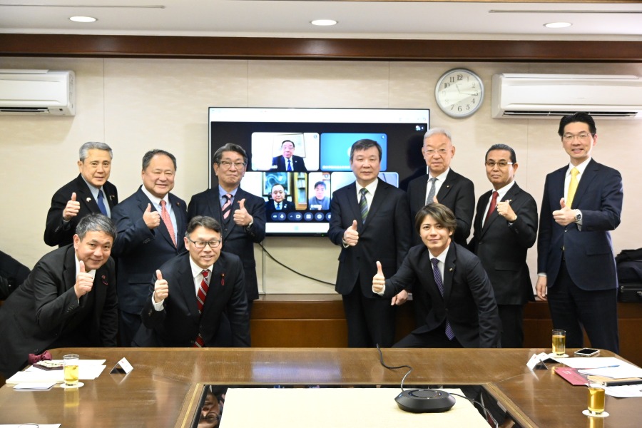 1月26日、李逸洋・駐日代表が「全国日台友好議員協議会」役員会議に出席した。李代表は、同会が長年にわたり台日関係を促進してきたことや、台湾海峡の平和と安定に関心を寄せていることへの感謝の意を表した。また、同会が毎年「日台交流サミット」を開催し、同サミットを通じて、台日の地方議会と議員同士の交流と対話を深めてきたことに対しても謝意を伝えた。
写真：李逸洋・駐日代表（後列右4）と「全国日台友好議員協議会」の藤田和秀会長（後列左3）と役員ら。