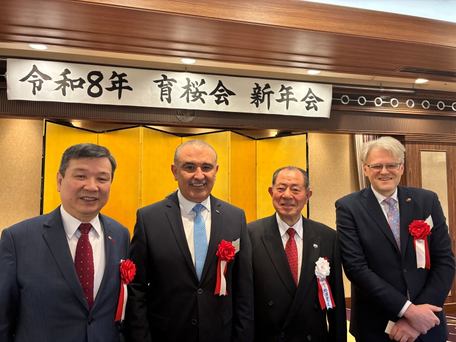 1月18日、李逸洋・駐日代表が「令和8年育桜会新年会」に出席し、同会が長年にわたり台日親善交流に貢献していることへの感謝の意を表し、各国に桜を植えることは平和を求める意義を象徴していると挨拶した。また、出席したオーレリウス・ジーカス駐日リトアニア大使、ナーセル・シュライデ駐日ヨルダン大使らとも挨拶を交わした。
写真：李逸洋・駐日代表（左1）、オーレリウス・ジーカス駐日リトアニア大使(右1)、ナーセル・シュライデ駐日ヨルダン大使(左2)、松澤寛文・育桜会理事長（右２）。