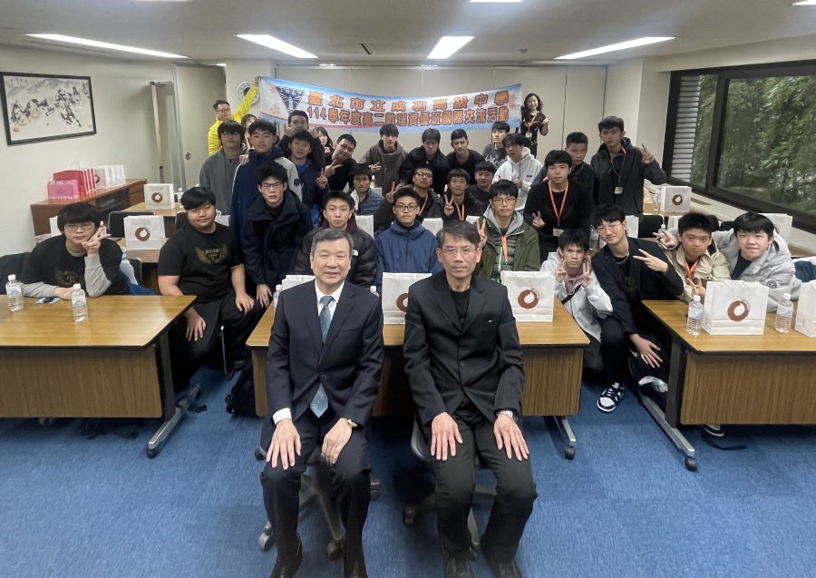 台北市立成功高級中学（高校）の理数特進クラスの教職員・生徒33名が、1月20日に李逸洋・駐日代表を表敬訪問した。
写真：李逸洋・駐日代表（前列左）、成功高校引率教員の陳彦宏先生（前列右）と成功高校理数特進クラスの生徒たち。